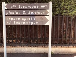 Panneau indiquant l'emplacement de la piscine Suzanne Berlioux à Juvisy-sur-Orge