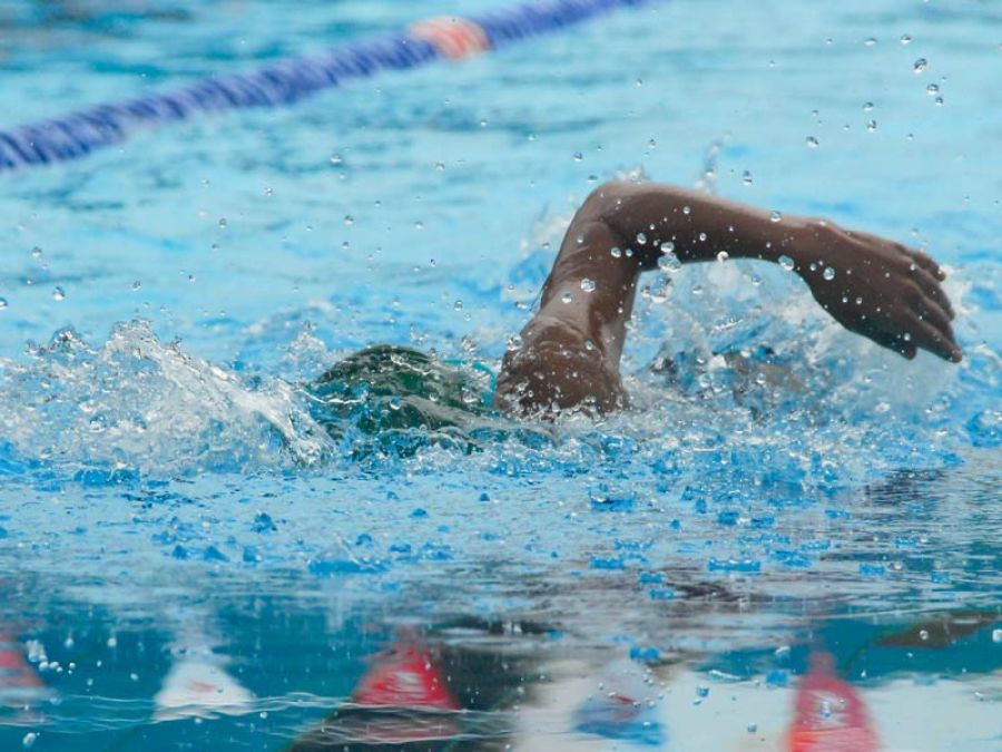 Nageur en perfectionnement dans une piscine