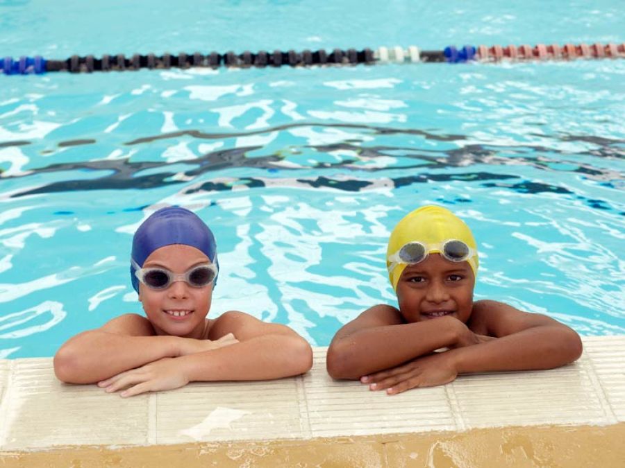 Enfants en cours de natation