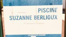 Ecriteau de l'entrée de la piscine Suzanne Berlioux à Juvisy-sur-Orge