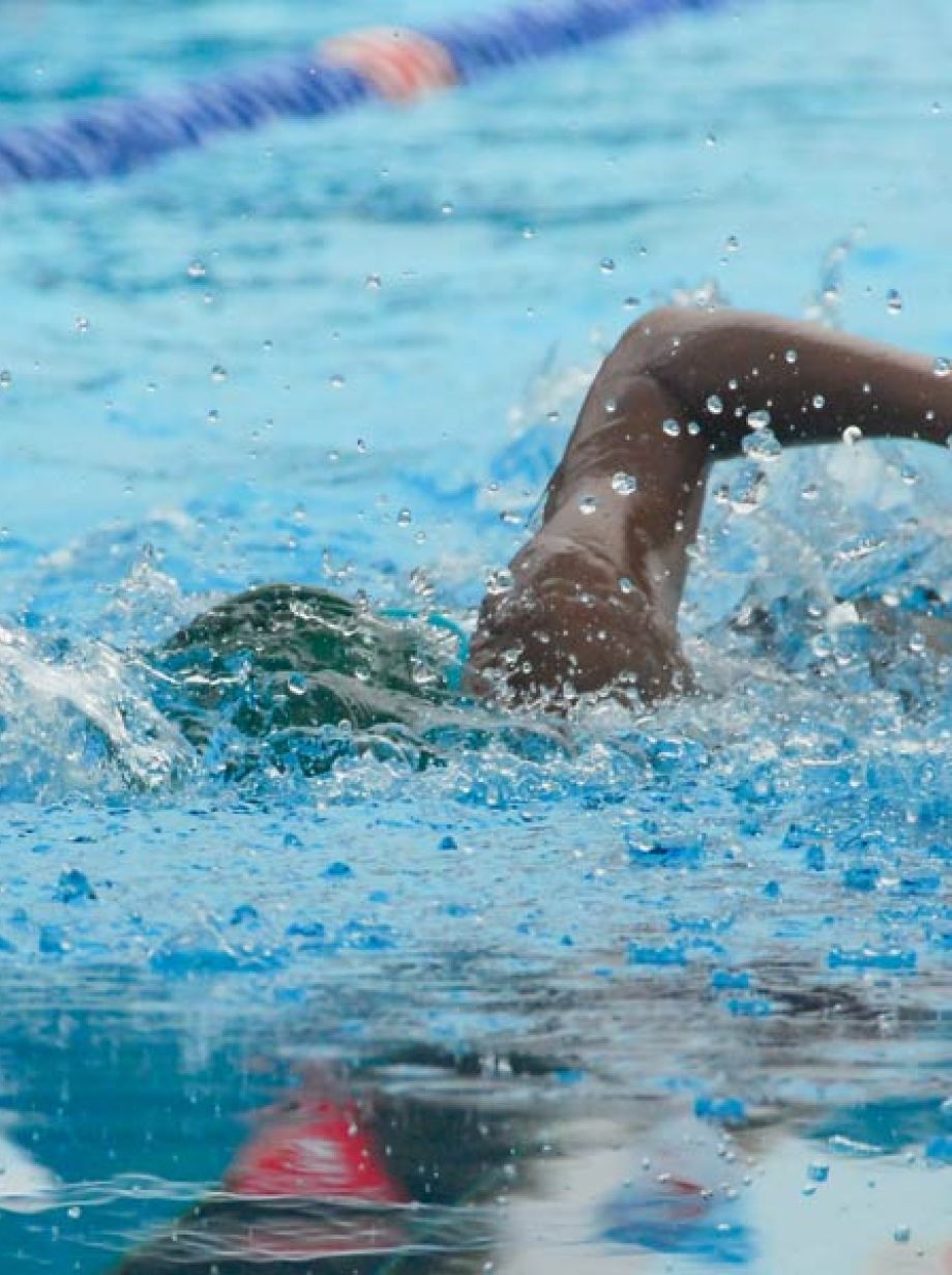 Nageur en perfectionnement dans une piscine